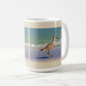 Oiseau de courlis cendré sur la tasse de café de (Devant droit)