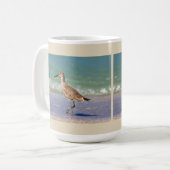 Oiseau de courlis cendré sur la tasse de café de (Devant gauche)