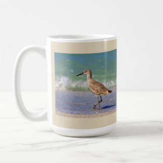 Oiseau de courlis cendré sur la tasse de café de