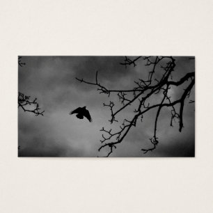 Oiseau foncé en vol