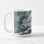 Oiseau gris à la Coupe de la Mug d'hiver de neige (Gauche)