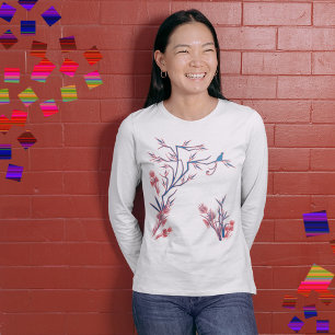 Oiseau primé dans un T-shirt arbre