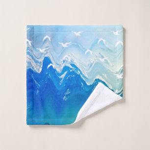 Oiseaux au-dessus des vagues de la mer