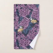 Oiseaux dans le jardin violet lilas (Serviette à main)