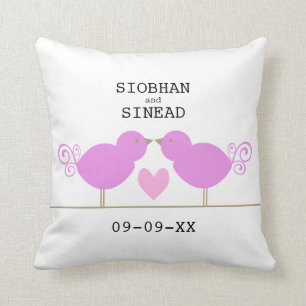 Oiseaux roses mignons avec le coussin rose de