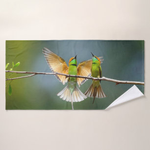 Oiseaux verts s'éternisent dans les arbres Photogr