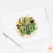 Oké, maar eerst koffie op groene Waterverf achterg Ronde Sticker (Envelop)