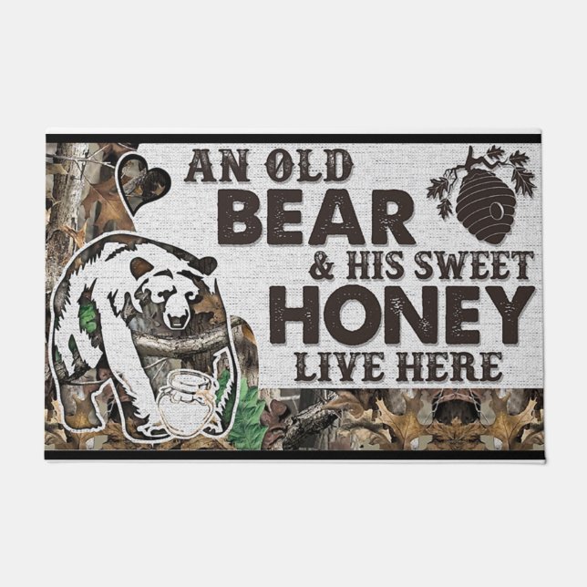 Old Bear Door Mat, Grumpy Bear Door Mat, Cabin Deurmat (Voorkant)
