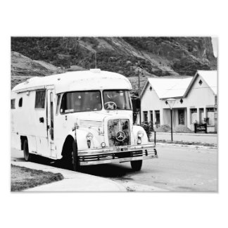 Old Bus in the street. Foto Afdruk