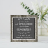 Old Fashioned Barn Wood Chalkboard Country Wedding Kaart (Staand voorkant)