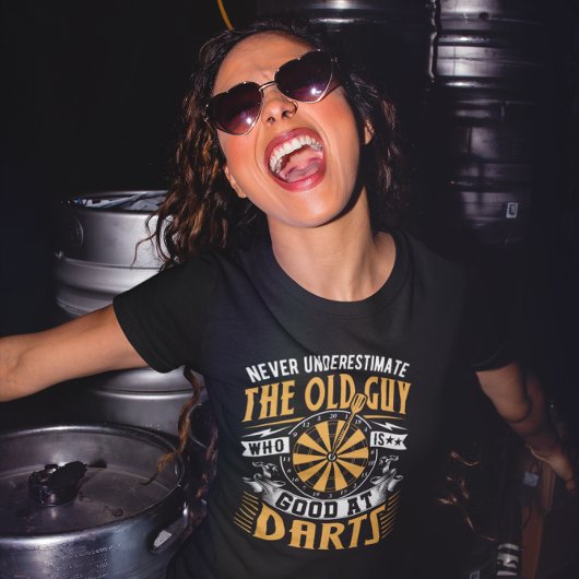 Old Guy Good At Darts - Grappige Dart T-shirt