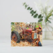 Old Rustic Boerderij Tractor in Junk Yard Briefkaart (Staand voorkant)