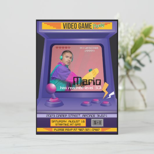 Old School Arcade Videogame Invitation (Debout devant)