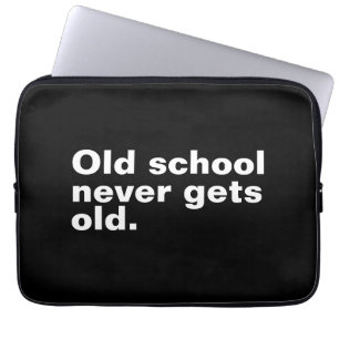 Old School krijgt nooit oud - Grappig Gezegde sarc Laptop Sleeve