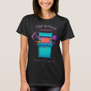 Old school retro gaming controllers en arcade t-shirt