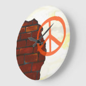 Old wall background, wall clock grote klok (Hoek)
