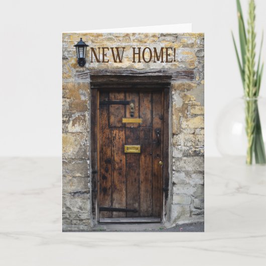 Old wooden front door with light new home card aankondiging (Voorkant)