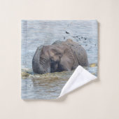 Olifant genieten van een bad handdoek (Wasdoekje)