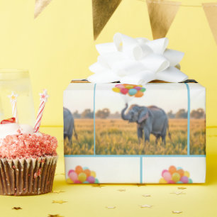 Olifant met een verjaardagsballon boeket cadeaupapier