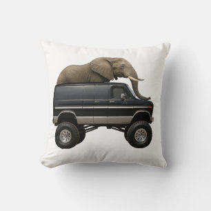 Olifant rijdt 4x4-busje kussen