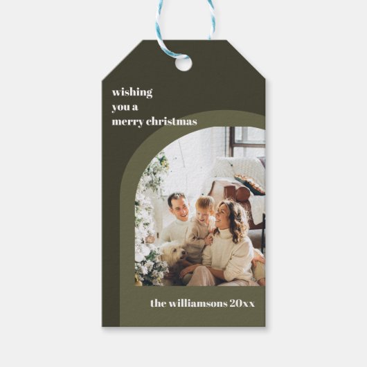 Olijfgroen Moderne Boog Verticale Foto Kerstmis Cadeaulabel (Voorkant)