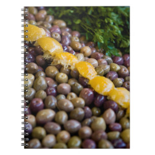 Olijven tentoongesteld op de markt notitieboek