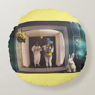 Olive en Dingo op een kussen