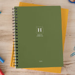 Olive Green Classic Monogramme personnel hebdomada<br><div class="desc">Un simple planificateur annuel de papeterie personnelle avec un monogramme classique dans une bordure carré. Planificateur annuel (12 mois) avec des aperçus mensuels ouverts et des feuilles de planification hebdomadaires. Contact pour assistance à la personnalisation.</div>