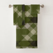 olive green geometric pattern bad handdoek (Insitu)