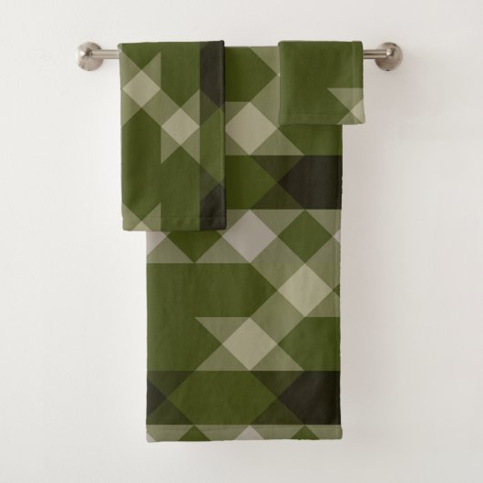 olive green geometric pattern bad handdoek (Insitu)