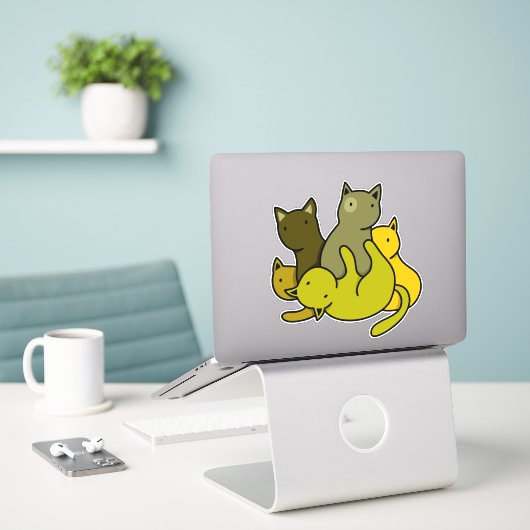 Olive kittens sticker (Laptop op bureau)