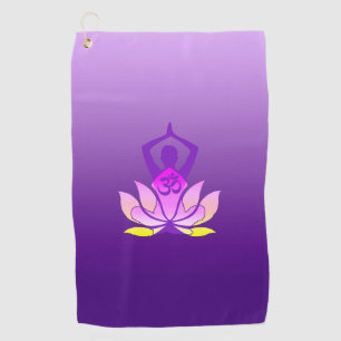 Om Lotus Flower Yoga Pose op Paarse gradiënt Golfhanddoek