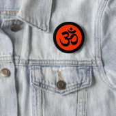 Om Symbool op Zwart en Sinaasappel Badge Ronde Button 5,7 Cm (In situ)
