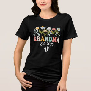 Oma 2025 Eerste keer Nana Bloemig Nieuwe Oma Tri-Blend Shirt