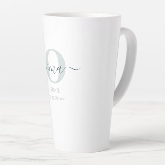 Oma Élégant Script Monogramme Vert Blanc Latte Mug (Angle droit)