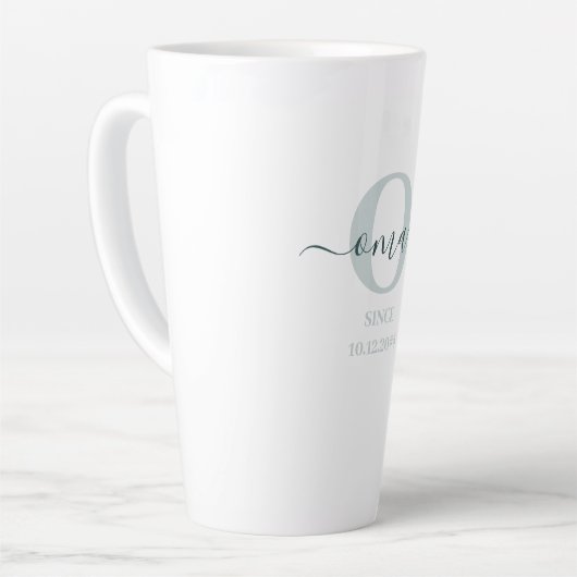 Oma Élégant Script Monogramme Vert Blanc Latte Mug (Angle gauche)
