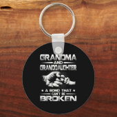 Oma en kleindochter hebben een band die niet gebor sleutelhanger (Voorkant)