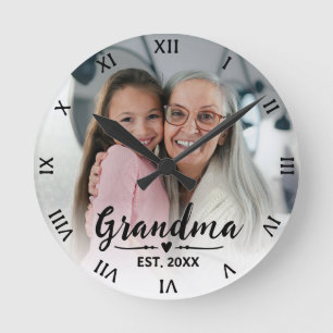 Oma heeft moderne schriftfoto vastgelegd ronde klok