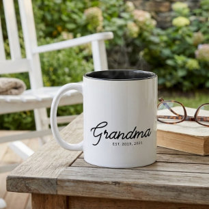 Oma heeft nieuwe oma cadeau opgericht tweekleurige koffiemok