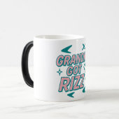 Oma heeft swag — Atomair turquoise-roze pop Magische Mok (Voorkant links)