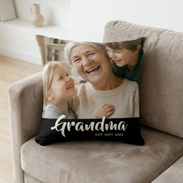 Oma heeft Zwarte Moderne Script Foto opgericht Kussen (Grandma Established Script Photo Pillow)