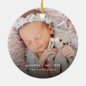 Oma Jaar Opgericht Baby Keepsake Keramisch Ornament (Achterkant)