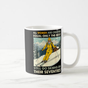 Oma moeder gaat nog steeds skiën in de jaren zeven koffiemok