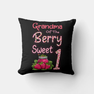 Oma van de Berry Sweet One Strawberry First 1s Kussen