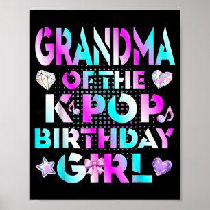 Oma van het jarige meisje Kpop Familie Matching Poster