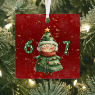 Oma verkleed als kerstboom met zes zeven metalen ornament