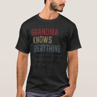 Oma weet alles als ze niet weet wat ze doet t-shirt