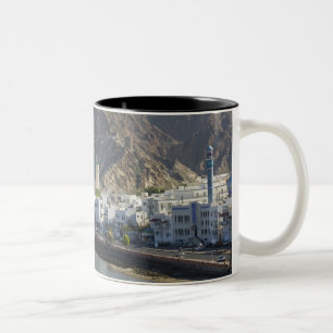 Oman, Muscat, Mutrah. Gebouwen langs Mutrah Tweekleurige Koffiemok