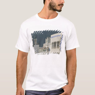 Oman, Muscat, Mutrah. Mutrah Corniche-moskee en T-shirt