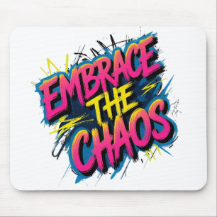 Omarm de Chaos – Grunge Typografie Citaat Design Muismat